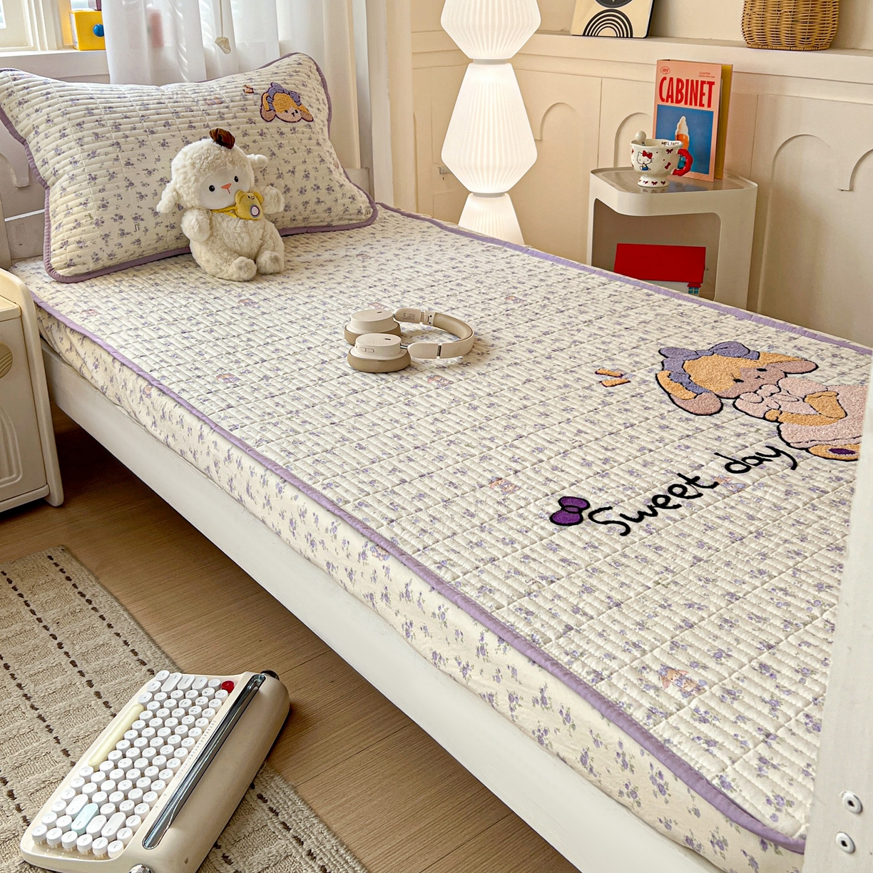 91家纺网 家纺一手货源 找家纺 （总）富米莱（原臻工厂） 2026新款仿棉小清新夹棉毛巾绣四季通用学生薄款床垫床褥三件套一跑量款