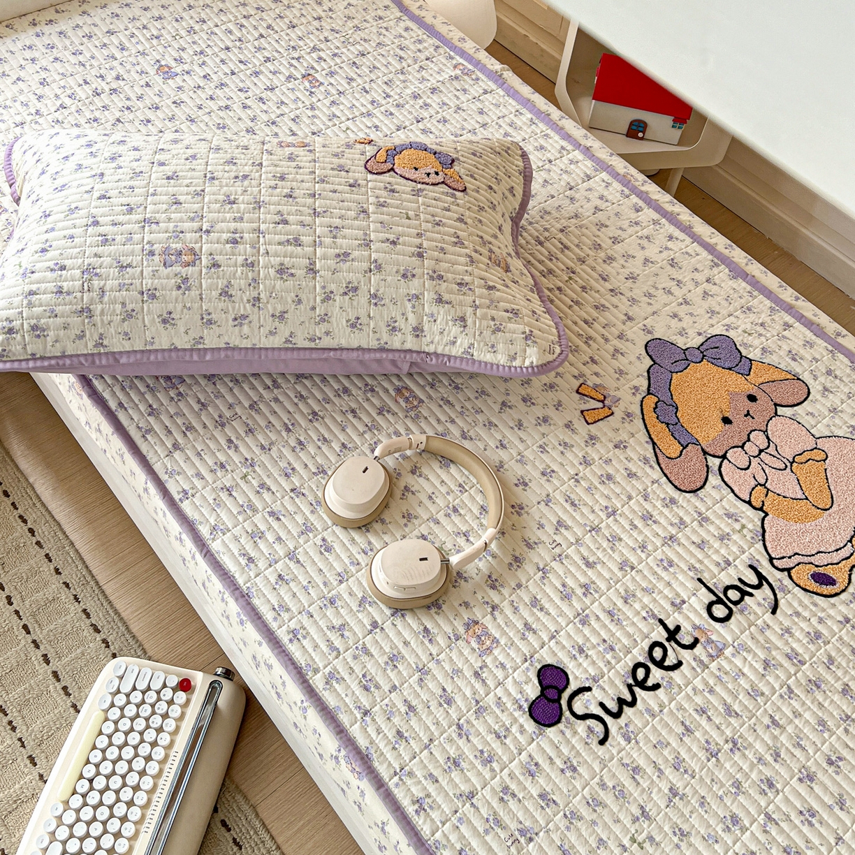 91家纺网 家纺一手货源 找家纺 （总）富米莱（原臻工厂） 2026新款仿棉小清新夹棉毛巾绣四季通用学生薄款床垫床褥三件套一跑量款