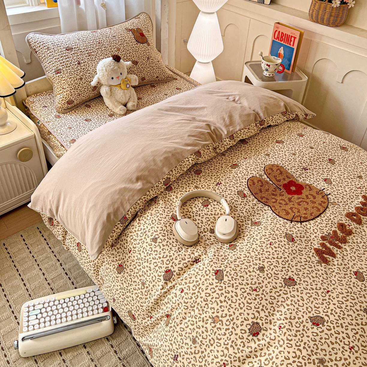 91家纺网 家纺一手货源 找家纺 富米莱（原臻工厂） 2026新款仿棉小清新夹棉毛巾绣四季通用学生薄款床垫床褥三件套一跑量款 豹纹猫