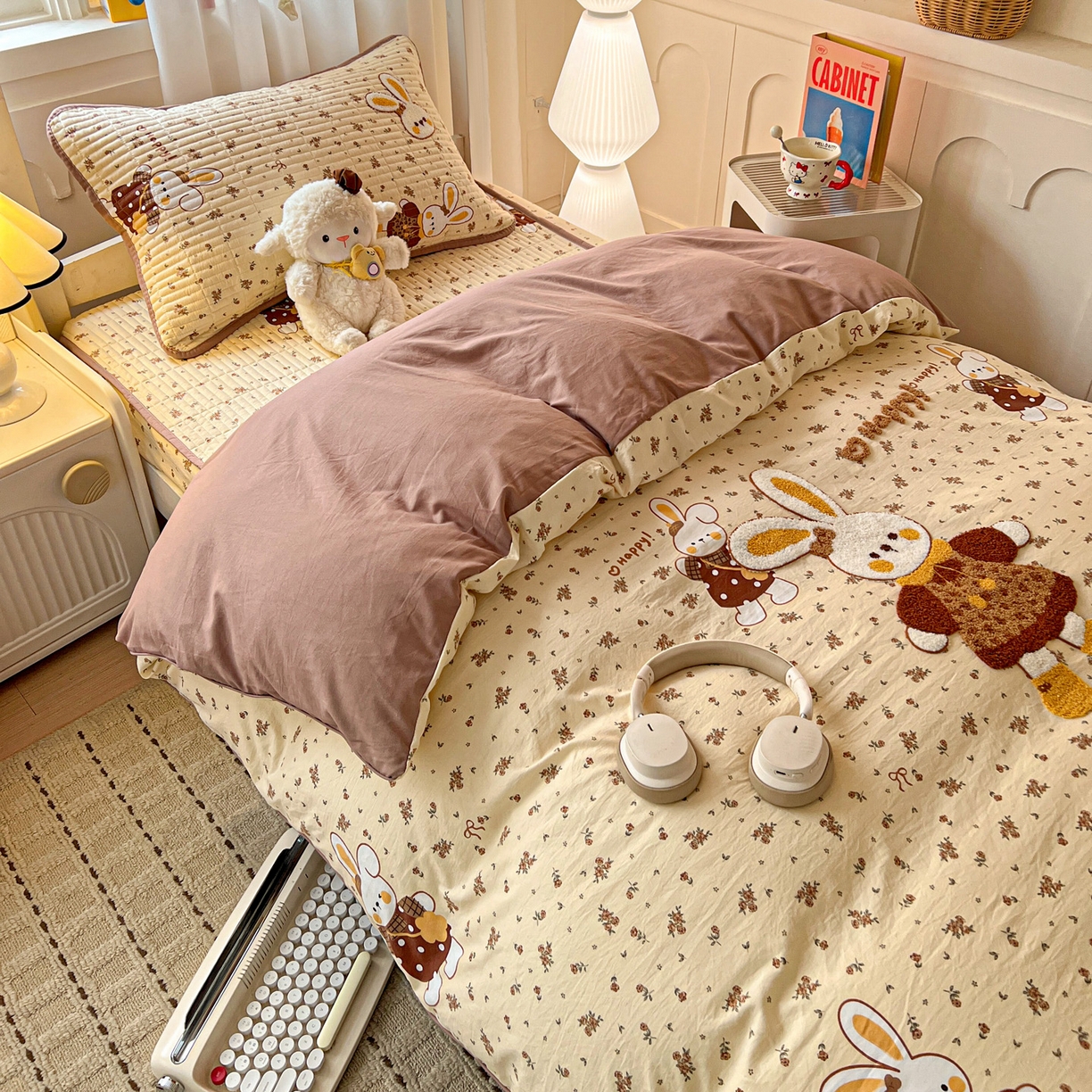 91家纺网 家纺一手货源 找家纺 富米莱（原臻工厂） 2026新款仿棉小清新夹棉毛巾绣四季通用学生薄款床垫床褥三件套一跑量款 嗨嗨兔