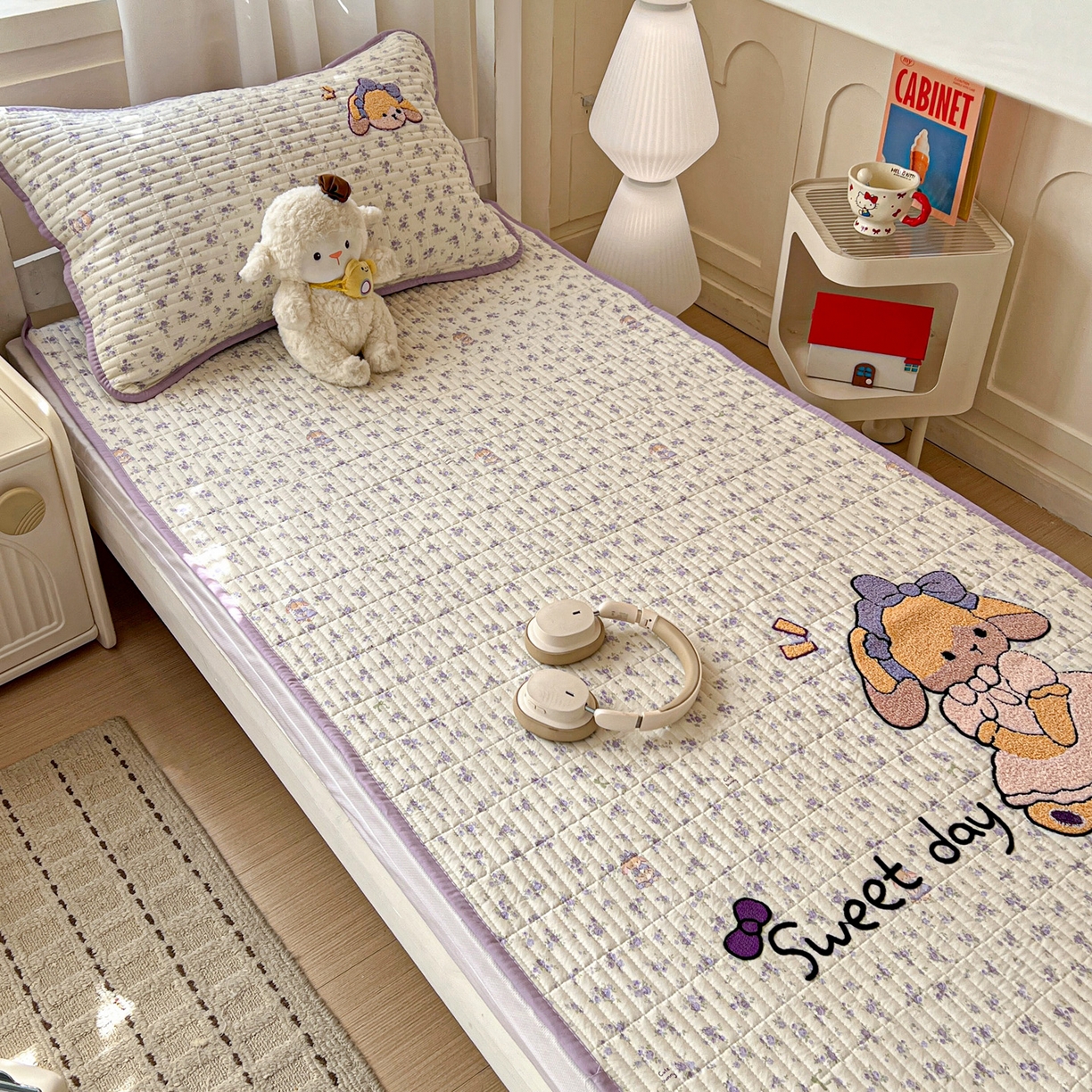 91家纺网 家纺一手货源 找家纺 富米莱（原臻工厂） 2026新款仿棉小清新夹棉毛巾绣四季通用学生薄款床垫床褥三件套一跑量款 安妮女孩