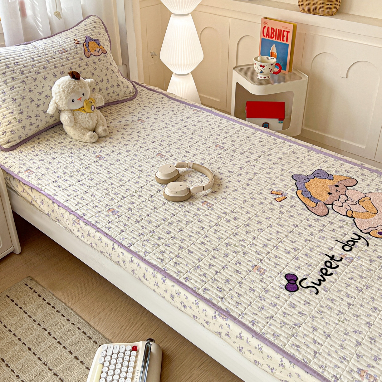 91家纺网 家纺一手货源 找家纺 富米莱（原臻工厂） 2026新款仿棉小清新夹棉毛巾绣四季通用学生薄款床垫床褥三件套一跑量款 安妮女孩