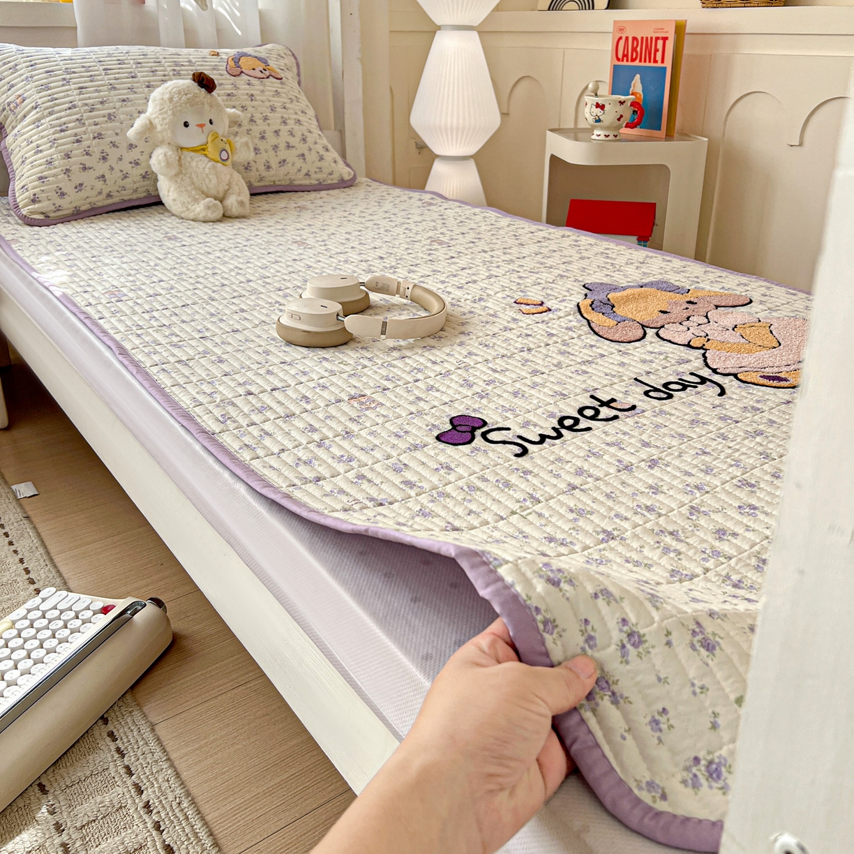 91家纺网 家纺一手货源 找家纺 富米莱（原臻工厂） 2026新款仿棉小清新夹棉毛巾绣四季通用学生薄款床垫床褥三件套一跑量款 安妮女孩