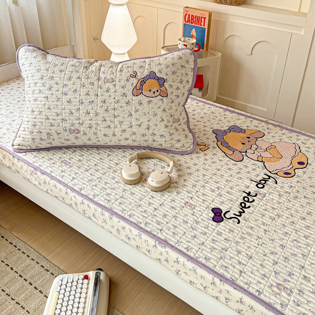 91家纺网 家纺一手货源 找家纺 富米莱（原臻工厂） 2026新款仿棉小清新夹棉毛巾绣四季通用学生薄款床垫床褥三件套一跑量款 安妮女孩