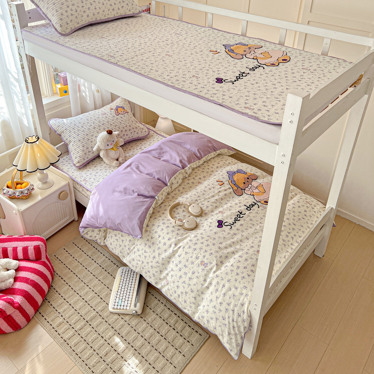 91家纺网 家纺一手货源 找家纺 富米莱（原臻工厂） 2026新款仿棉小清新夹棉毛巾绣四季通用学生薄款床垫床褥三件套一跑量款 安妮女孩