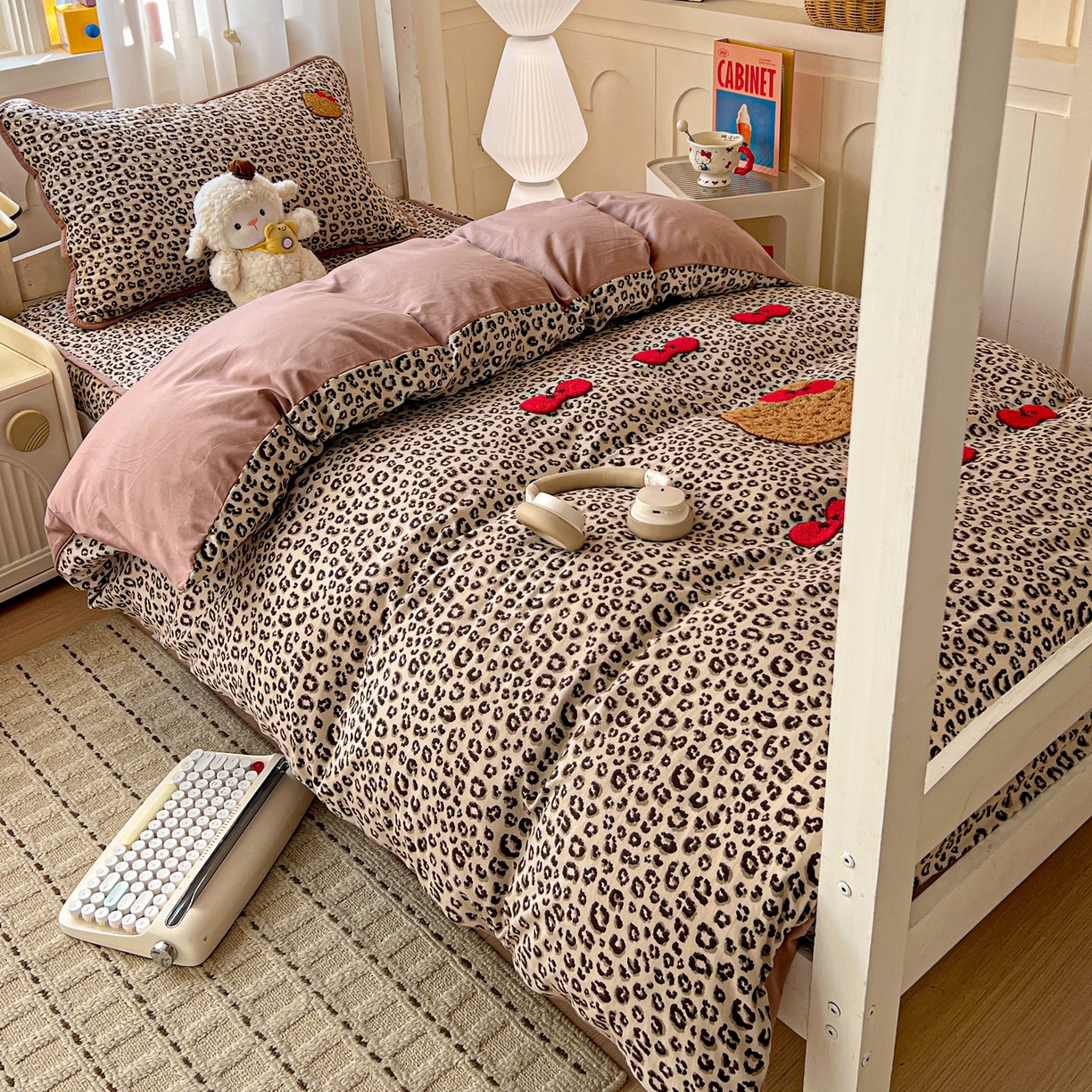 91家纺网 家纺一手货源 找家纺 富米莱（原臻工厂） 2026新款仿棉小清新夹棉毛巾绣四季通用学生薄款床垫床褥三件套一跑量款 豹纹蝴蝶结