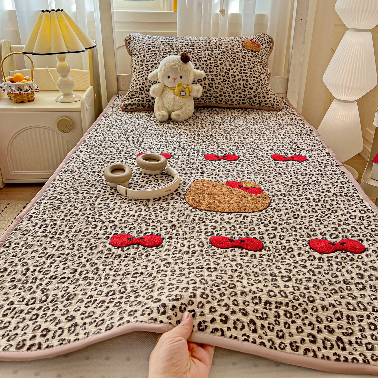 91家纺网 家纺一手货源 找家纺 富米莱（原臻工厂） 2026新款仿棉小清新夹棉毛巾绣四季通用学生薄款床垫床褥三件套一跑量款 豹纹蝴蝶结