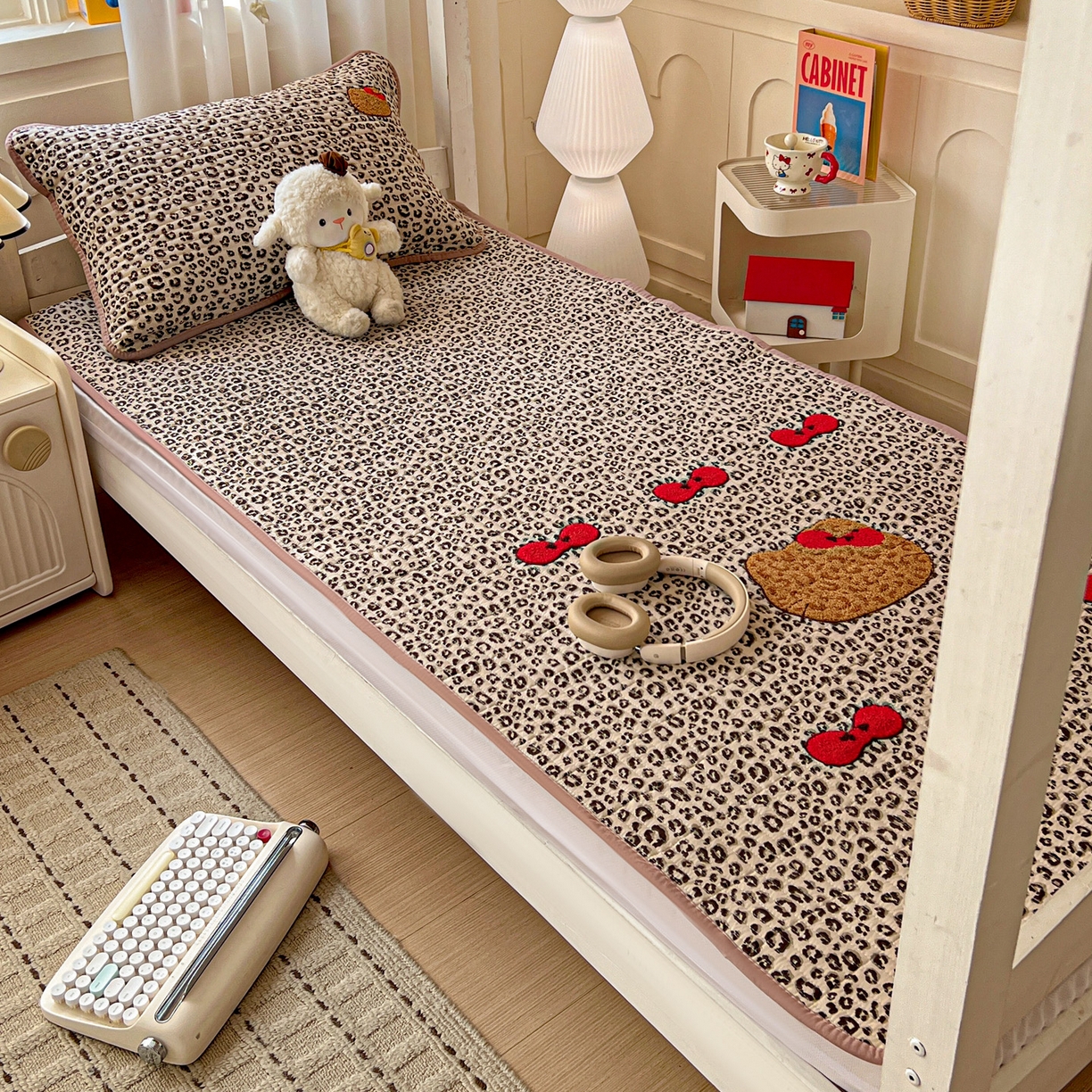 91家纺网 家纺一手货源 找家纺 富米莱（原臻工厂） 2026新款仿棉小清新夹棉毛巾绣四季通用学生薄款床垫床褥三件套一跑量款 豹纹蝴蝶结