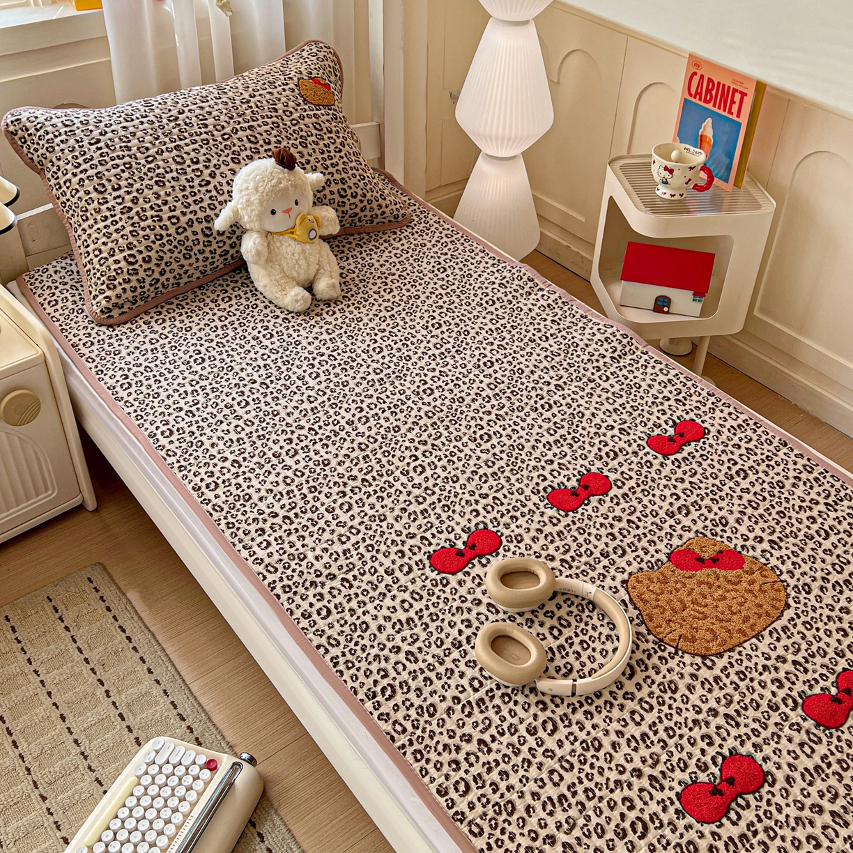 91家纺网 家纺一手货源 找家纺 富米莱（原臻工厂） 2026新款仿棉小清新夹棉毛巾绣四季通用学生薄款床垫床褥三件套一跑量款 豹纹蝴蝶结