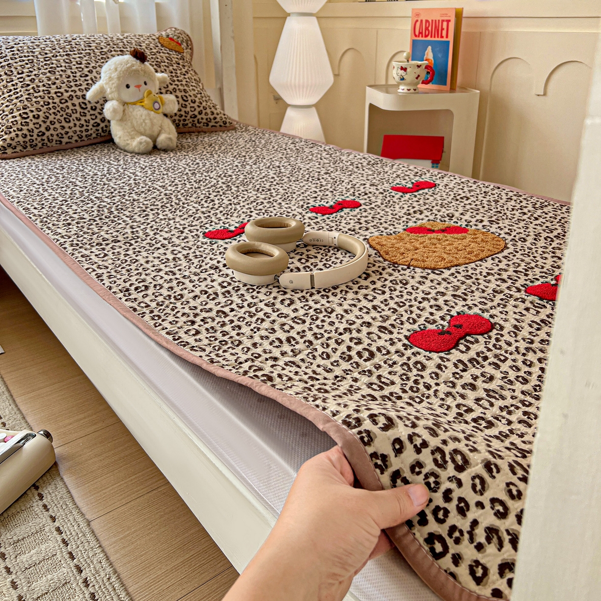 91家纺网 家纺一手货源 找家纺 富米莱（原臻工厂） 2026新款仿棉小清新夹棉毛巾绣四季通用学生薄款床垫床褥三件套一跑量款 豹纹蝴蝶结