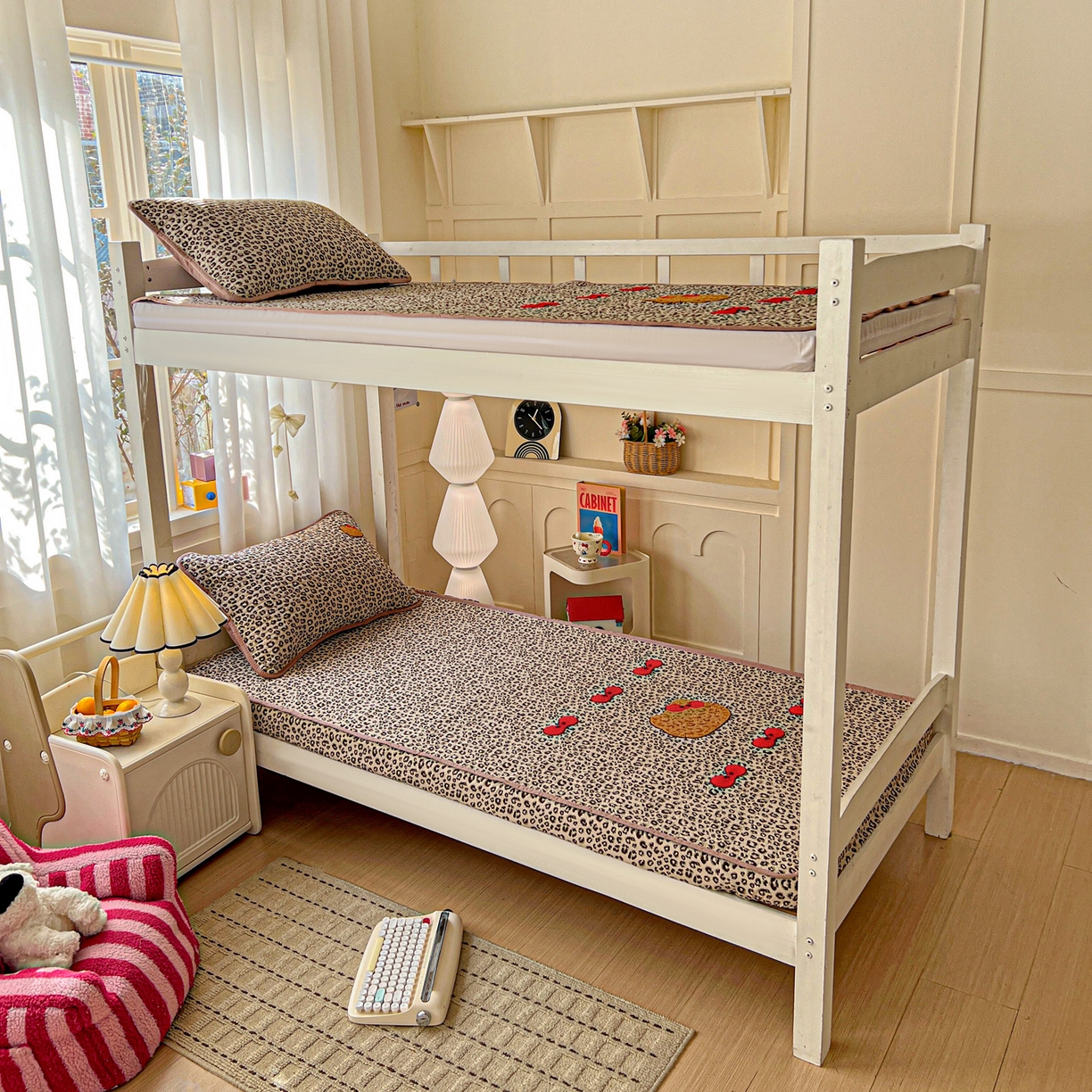 91家纺网 家纺一手货源 找家纺 富米莱（原臻工厂） 2026新款仿棉小清新夹棉毛巾绣四季通用学生薄款床垫床褥三件套一跑量款 豹纹蝴蝶结