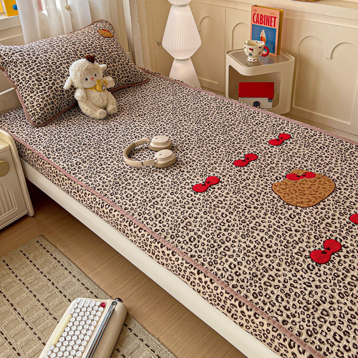 91家纺网 家纺一手货源 找家纺 富米莱（原臻工厂） 2026新款仿棉小清新夹棉毛巾绣四季通用学生薄款床垫床褥三件套一跑量款 豹纹蝴蝶结