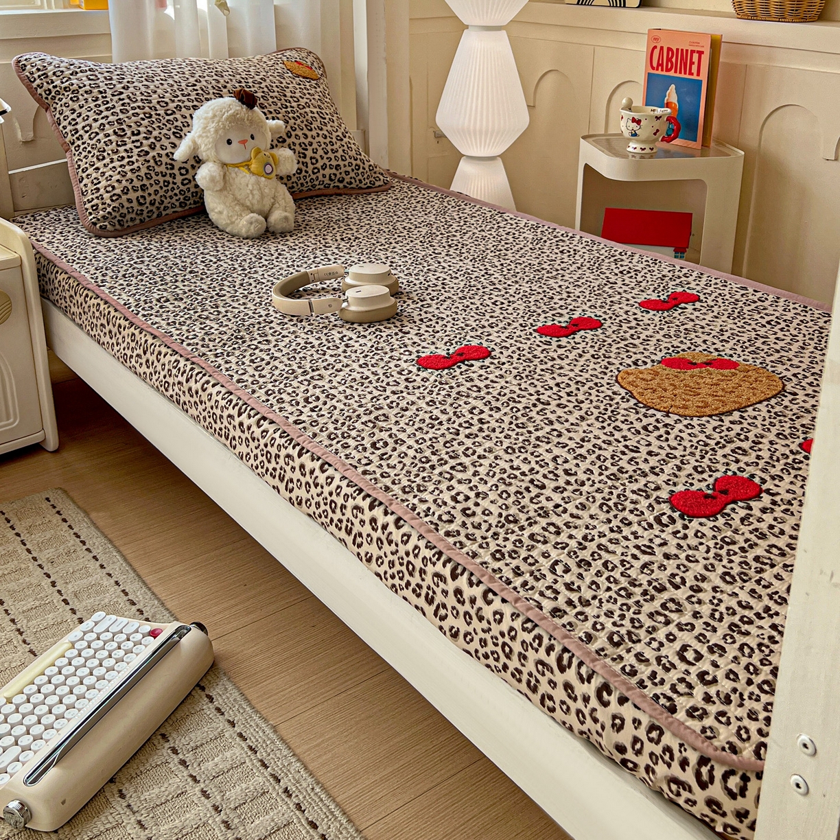 91家纺网 家纺一手货源 找家纺 富米莱（原臻工厂） 2026新款仿棉小清新夹棉毛巾绣四季通用学生薄款床垫床褥三件套一跑量款 豹纹蝴蝶结