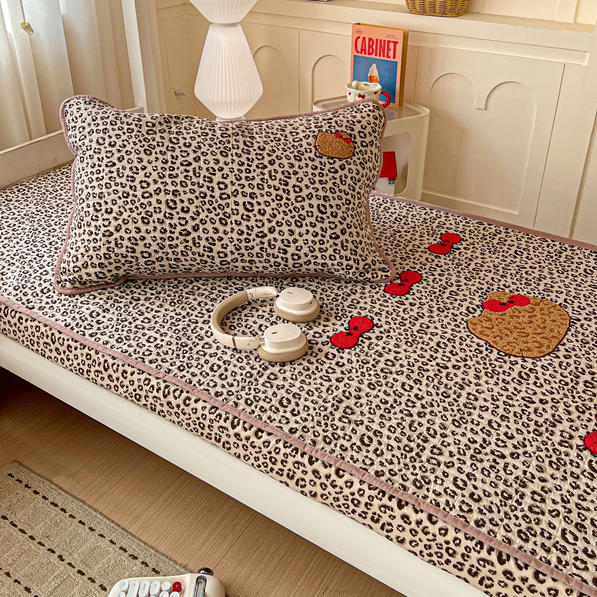 91家纺网 家纺一手货源 找家纺 富米莱（原臻工厂） 2026新款仿棉小清新夹棉毛巾绣四季通用学生薄款床垫床褥三件套一跑量款 豹纹蝴蝶结