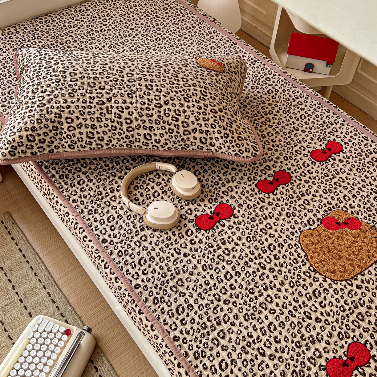 91家纺网 家纺一手货源 找家纺 富米莱（原臻工厂） 2026新款仿棉小清新夹棉毛巾绣四季通用学生薄款床垫床褥三件套一跑量款 豹纹蝴蝶结