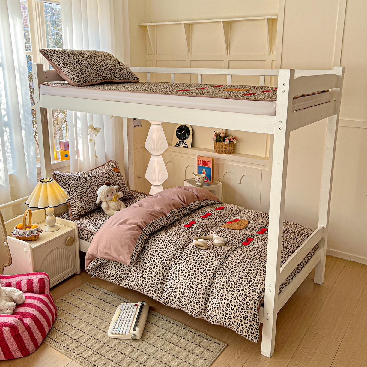 91家纺网 家纺一手货源 找家纺 富米莱（原臻工厂） 2026新款仿棉小清新夹棉毛巾绣四季通用学生薄款床垫床褥三件套一跑量款 豹纹蝴蝶结