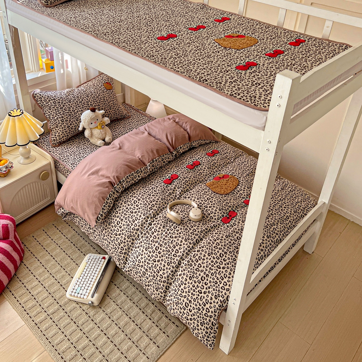 91家纺网 家纺一手货源 找家纺 富米莱（原臻工厂） 2026新款仿棉小清新夹棉毛巾绣四季通用学生薄款床垫床褥三件套一跑量款 豹纹蝴蝶结