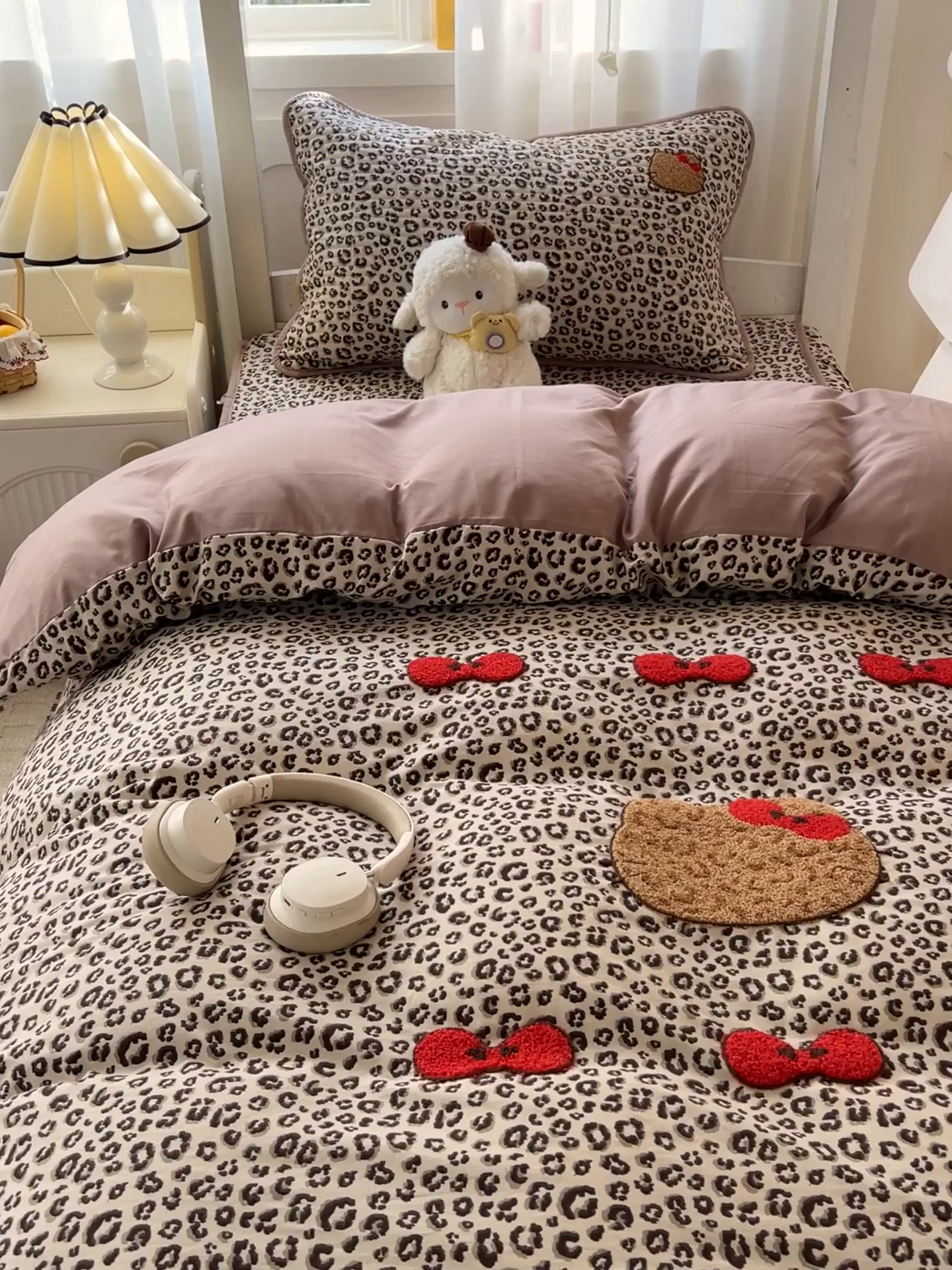 91家纺网 家纺一手货源 找家纺 富米莱（原臻工厂） 2026新款仿棉小清新夹棉毛巾绣四季通用学生薄款床垫床褥三件套一跑量款 豹纹蝴蝶结