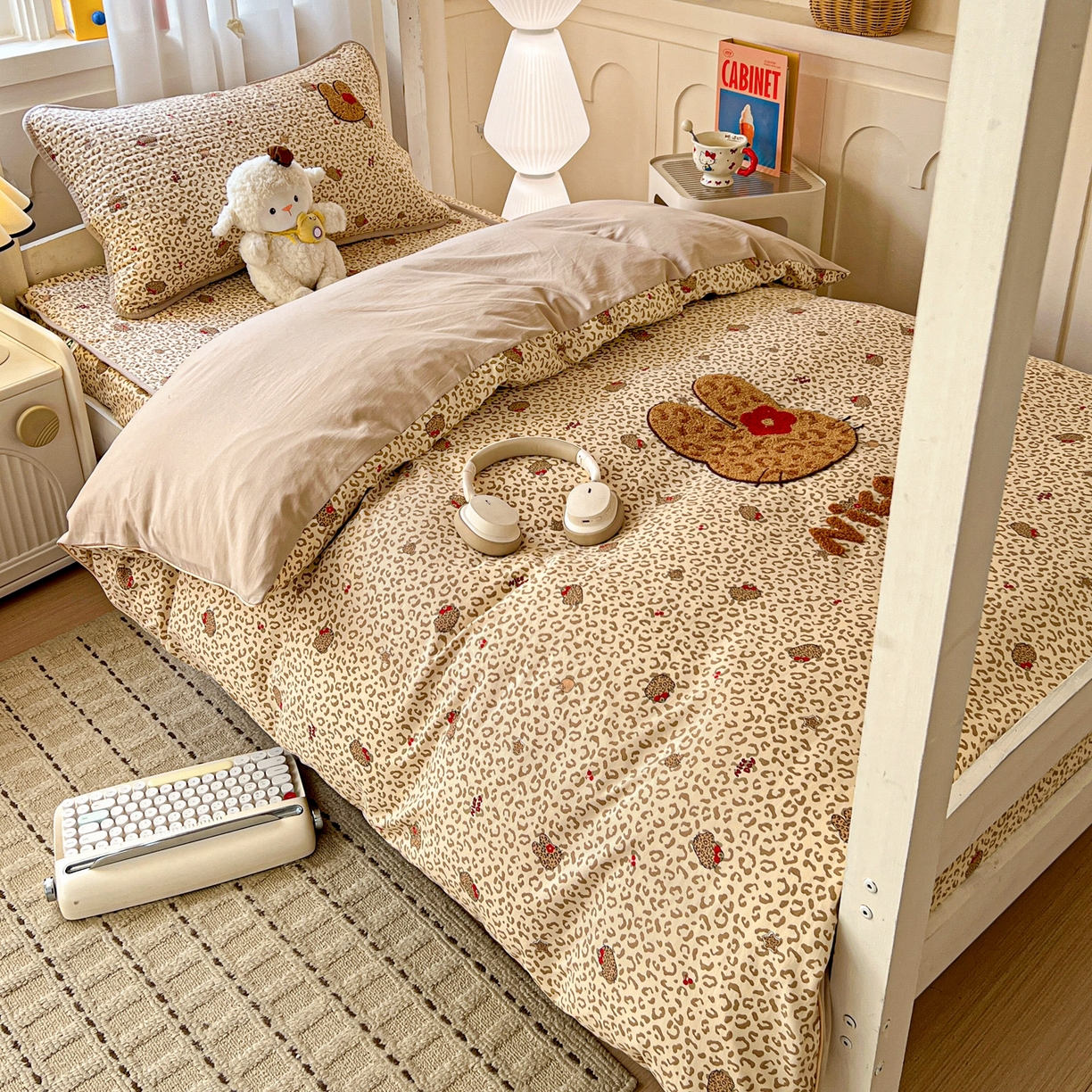 91家纺网 家纺一手货源 找家纺 富米莱（原臻工厂） 2026新款仿棉小清新夹棉毛巾绣四季通用学生薄款床垫床褥三件套一跑量款 豹纹猫