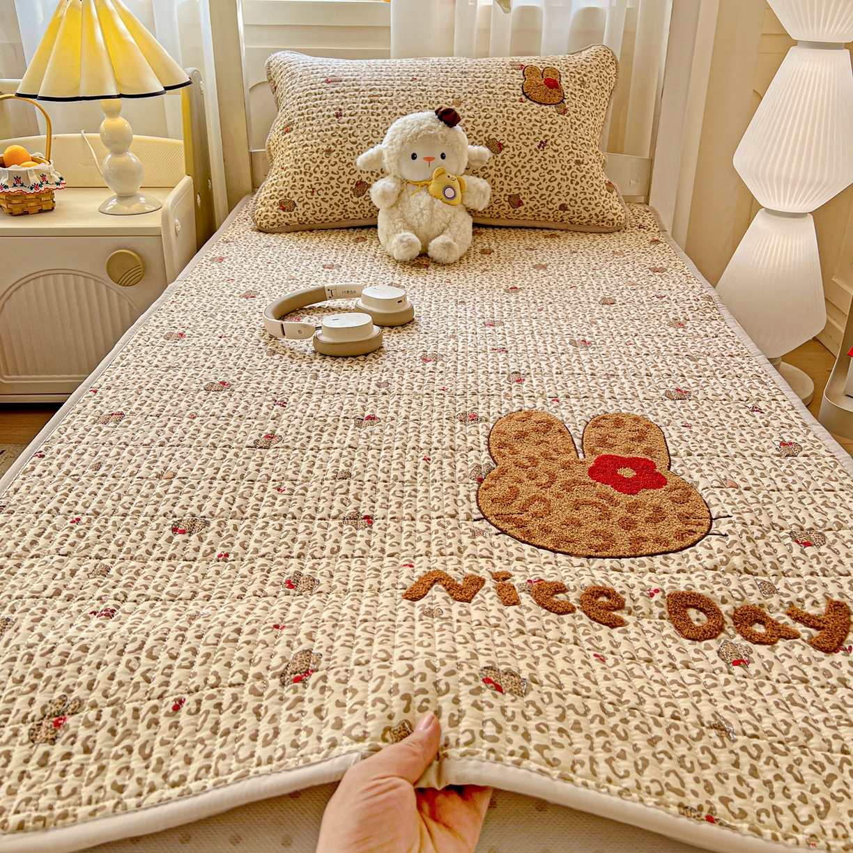 91家纺网 家纺一手货源 找家纺 富米莱（原臻工厂） 2026新款仿棉小清新夹棉毛巾绣四季通用学生薄款床垫床褥三件套一跑量款 豹纹猫