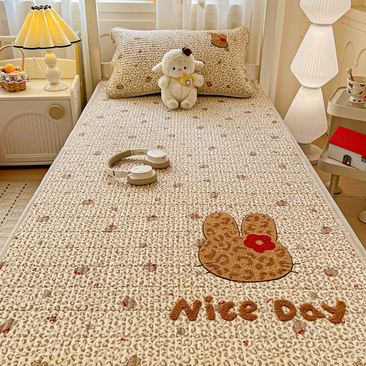 91家纺网 家纺一手货源 找家纺 富米莱（原臻工厂） 2026新款仿棉小清新夹棉毛巾绣四季通用学生薄款床垫床褥三件套一跑量款 豹纹猫