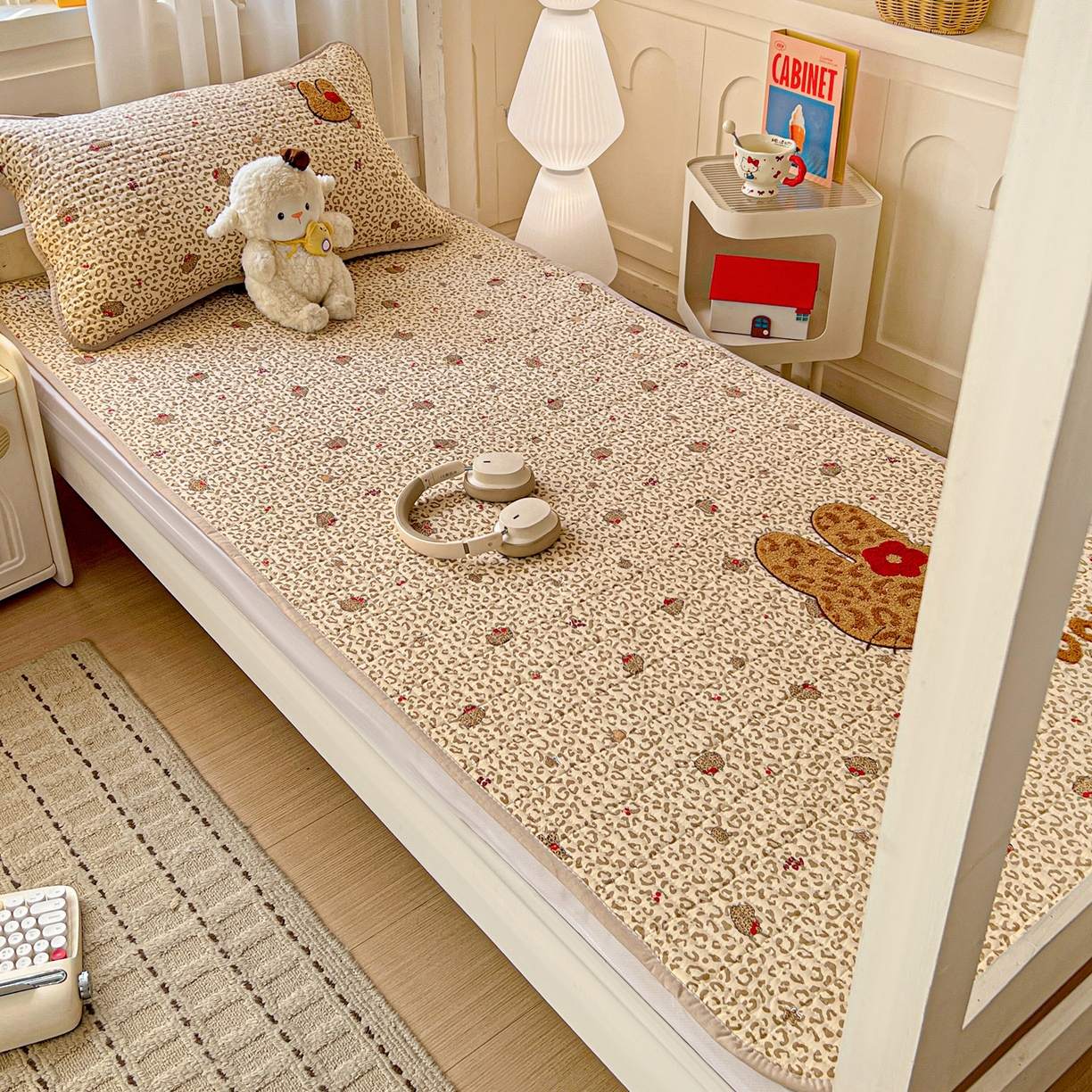 91家纺网 家纺一手货源 找家纺 富米莱（原臻工厂） 2026新款仿棉小清新夹棉毛巾绣四季通用学生薄款床垫床褥三件套一跑量款 豹纹猫