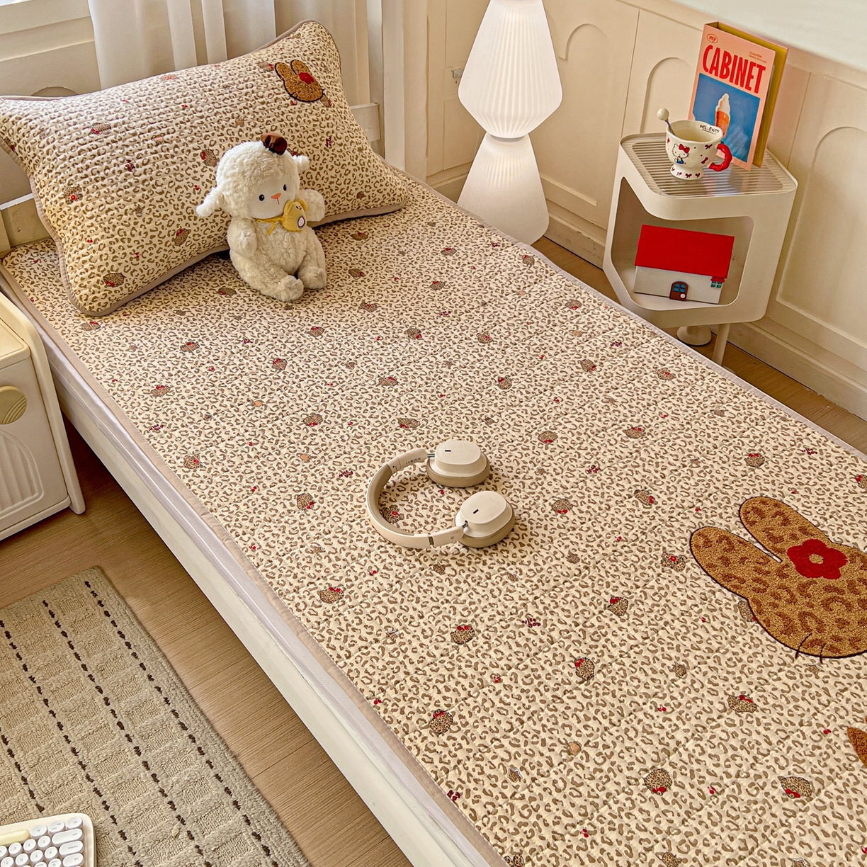 91家纺网 家纺一手货源 找家纺 富米莱（原臻工厂） 2026新款仿棉小清新夹棉毛巾绣四季通用学生薄款床垫床褥三件套一跑量款 豹纹猫