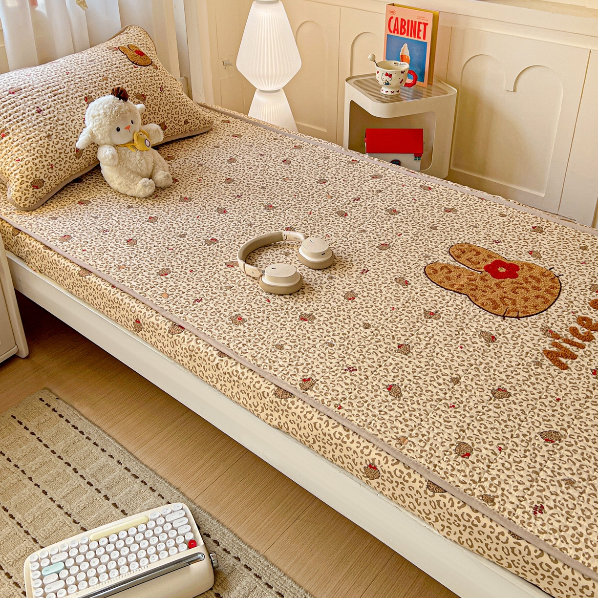 91家纺网 家纺一手货源 找家纺 富米莱（原臻工厂） 2026新款仿棉小清新夹棉毛巾绣四季通用学生薄款床垫床褥三件套一跑量款 豹纹猫