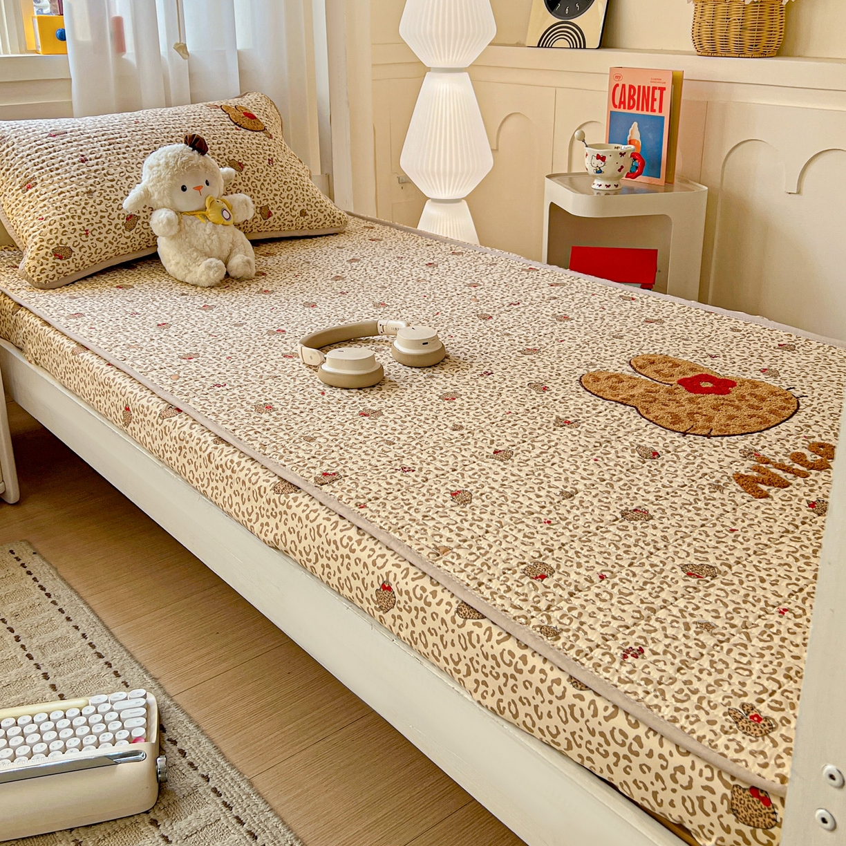 91家纺网 家纺一手货源 找家纺 富米莱（原臻工厂） 2026新款仿棉小清新夹棉毛巾绣四季通用学生薄款床垫床褥三件套一跑量款 豹纹猫