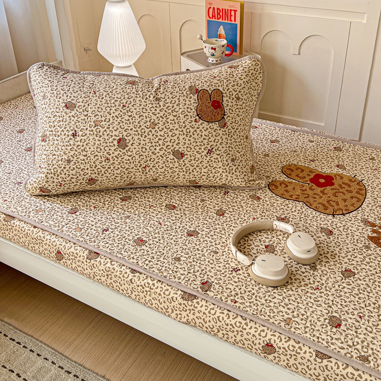 91家纺网 家纺一手货源 找家纺 富米莱（原臻工厂） 2026新款仿棉小清新夹棉毛巾绣四季通用学生薄款床垫床褥三件套一跑量款 豹纹猫