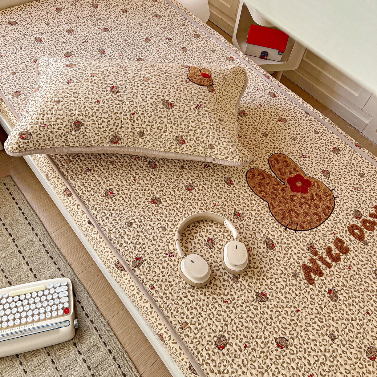 91家纺网 家纺一手货源 找家纺 富米莱（原臻工厂） 2026新款仿棉小清新夹棉毛巾绣四季通用学生薄款床垫床褥三件套一跑量款 豹纹猫