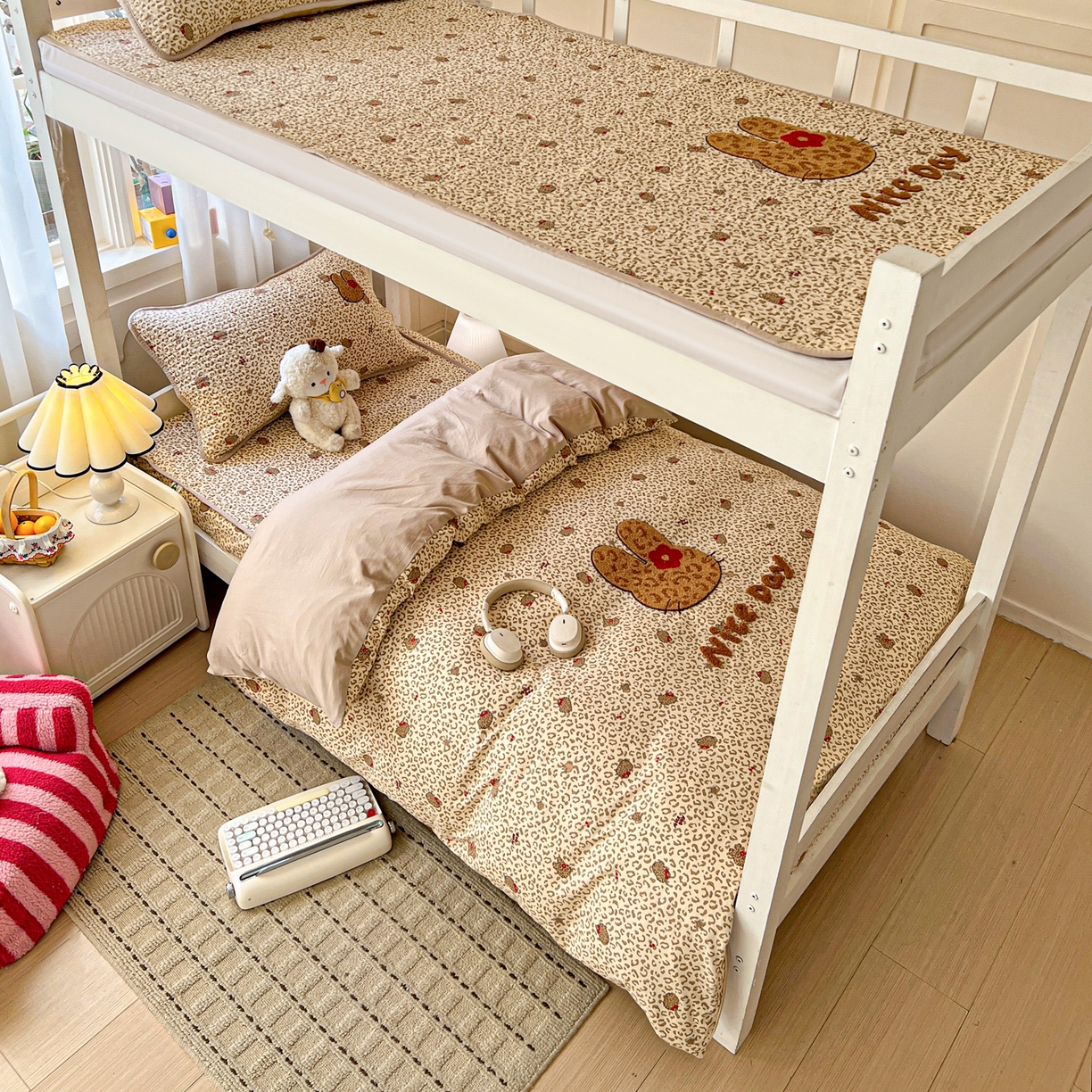 91家纺网 家纺一手货源 找家纺 富米莱（原臻工厂） 2026新款仿棉小清新夹棉毛巾绣四季通用学生薄款床垫床褥三件套一跑量款 豹纹猫