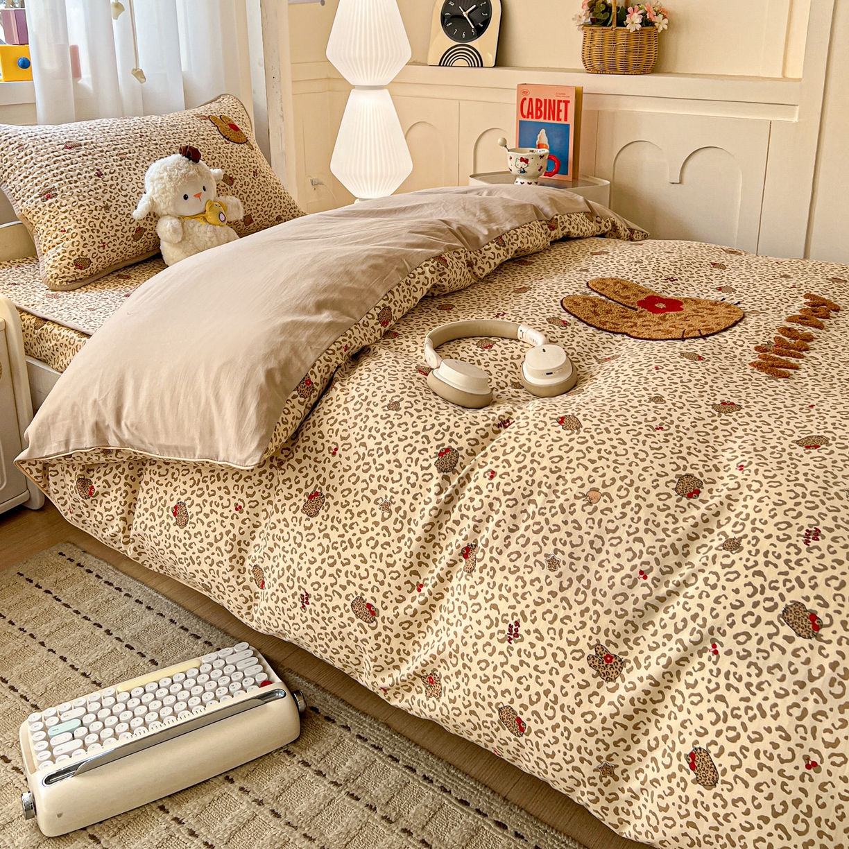 91家纺网 家纺一手货源 找家纺 富米莱（原臻工厂） 2026新款仿棉小清新夹棉毛巾绣四季通用学生薄款床垫床褥三件套一跑量款 豹纹猫