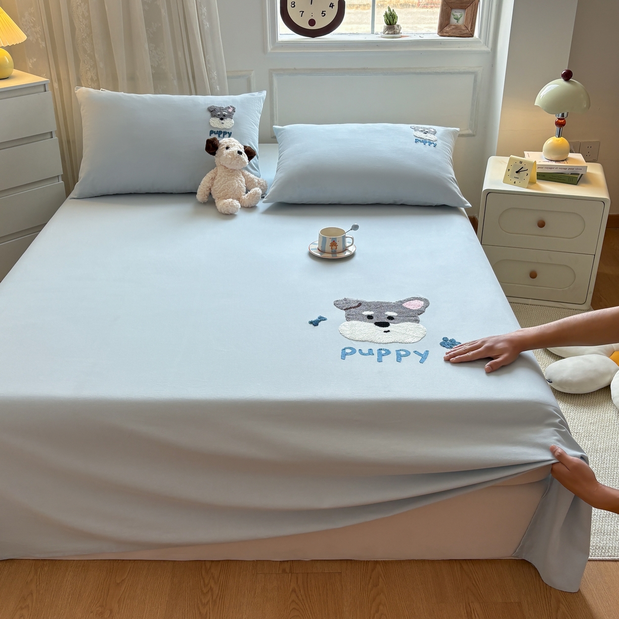 91家纺网 家纺一手货源 找家纺 居眠 2026新款全棉磨毛毛巾绣床单 海盐蓝-狗狗-床单