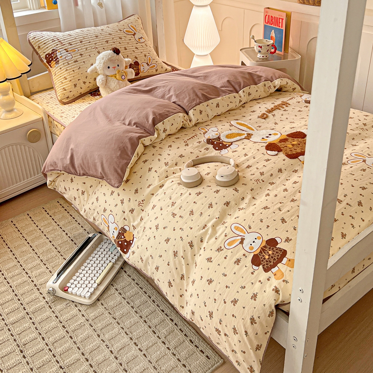 91家纺网 家纺一手货源 找家纺 富米莱（原臻工厂） 2026新款仿棉小清新夹棉毛巾绣四季通用学生薄款床垫床褥三件套一跑量款 嗨嗨兔