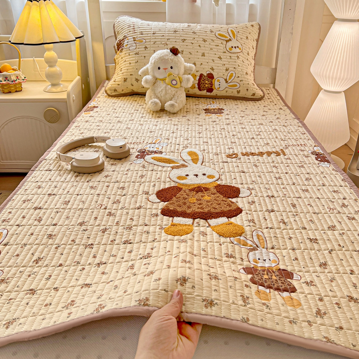 91家纺网 家纺一手货源 找家纺 富米莱（原臻工厂） 2026新款仿棉小清新夹棉毛巾绣四季通用学生薄款床垫床褥三件套一跑量款 嗨嗨兔