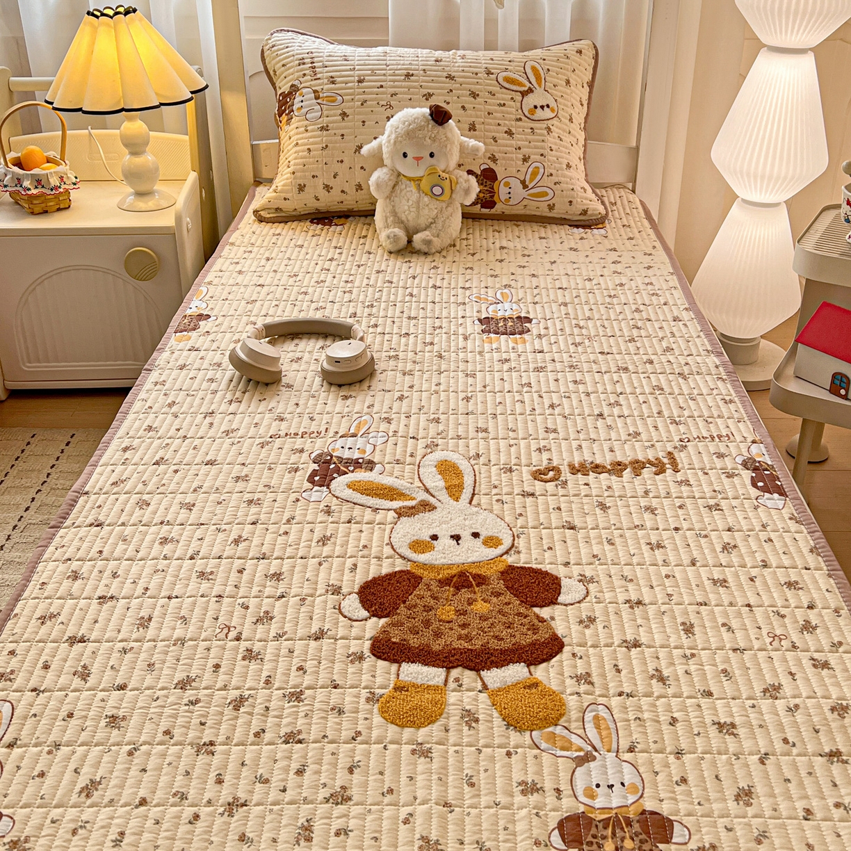 91家纺网 家纺一手货源 找家纺 富米莱（原臻工厂） 2026新款仿棉小清新夹棉毛巾绣四季通用学生薄款床垫床褥三件套一跑量款 嗨嗨兔