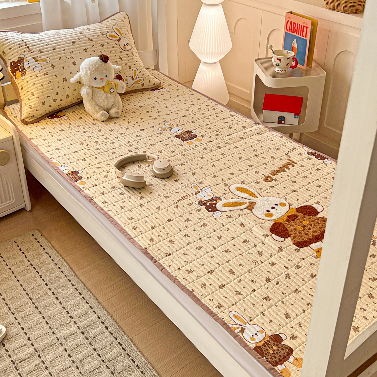 91家纺网 家纺一手货源 找家纺 富米莱（原臻工厂） 2026新款仿棉小清新夹棉毛巾绣四季通用学生薄款床垫床褥三件套一跑量款 嗨嗨兔