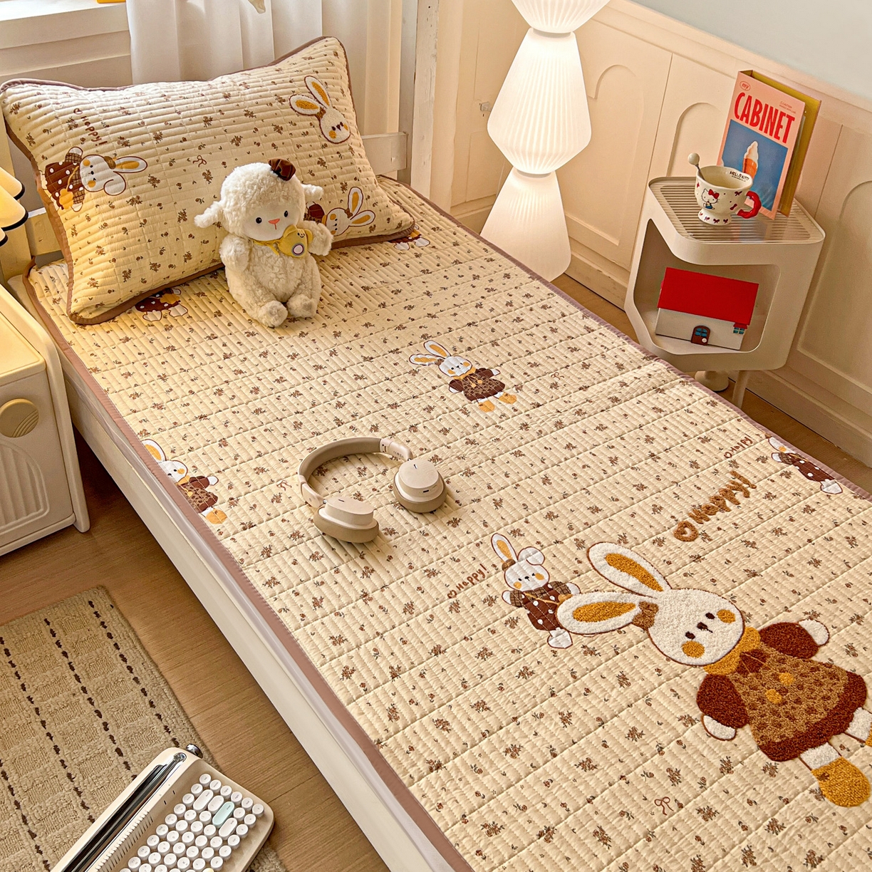 91家纺网 家纺一手货源 找家纺 富米莱（原臻工厂） 2026新款仿棉小清新夹棉毛巾绣四季通用学生薄款床垫床褥三件套一跑量款 嗨嗨兔