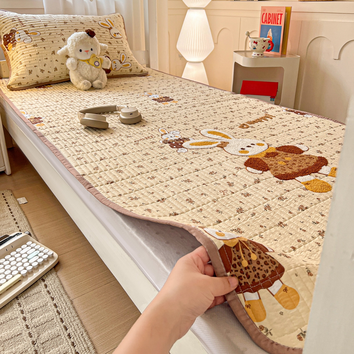 91家纺网 家纺一手货源 找家纺 富米莱（原臻工厂） 2026新款仿棉小清新夹棉毛巾绣四季通用学生薄款床垫床褥三件套一跑量款 嗨嗨兔