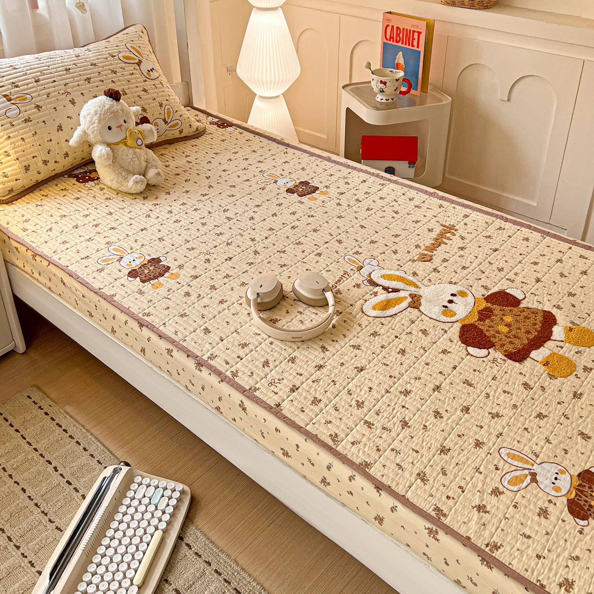 91家纺网 家纺一手货源 找家纺 富米莱（原臻工厂） 2026新款仿棉小清新夹棉毛巾绣四季通用学生薄款床垫床褥三件套一跑量款 嗨嗨兔