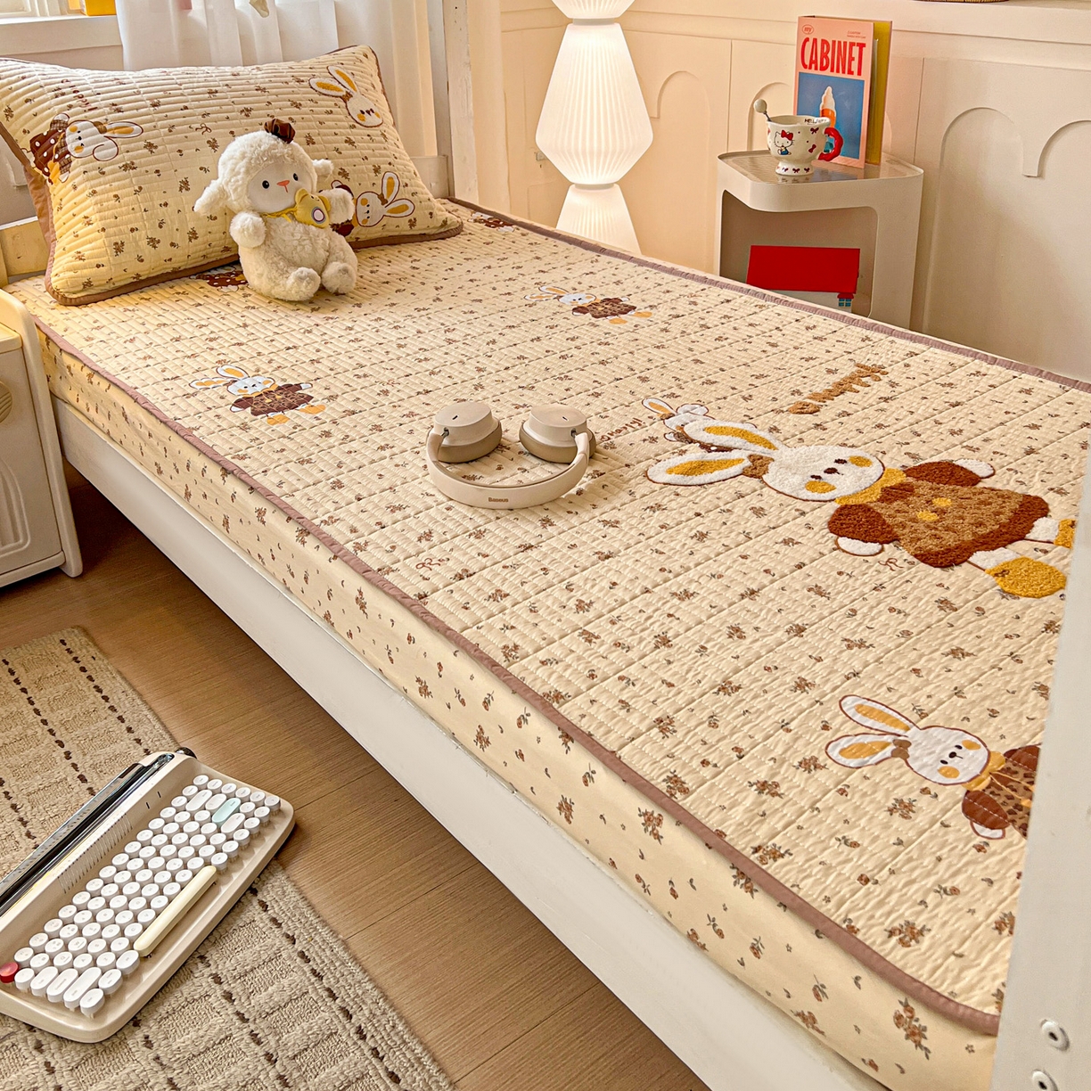 91家纺网 家纺一手货源 找家纺 富米莱（原臻工厂） 2026新款仿棉小清新夹棉毛巾绣四季通用学生薄款床垫床褥三件套一跑量款 嗨嗨兔