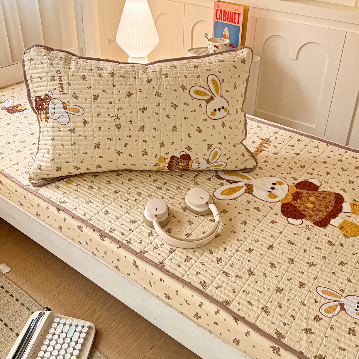 91家纺网 家纺一手货源 找家纺 富米莱（原臻工厂） 2026新款仿棉小清新夹棉毛巾绣四季通用学生薄款床垫床褥三件套一跑量款 嗨嗨兔