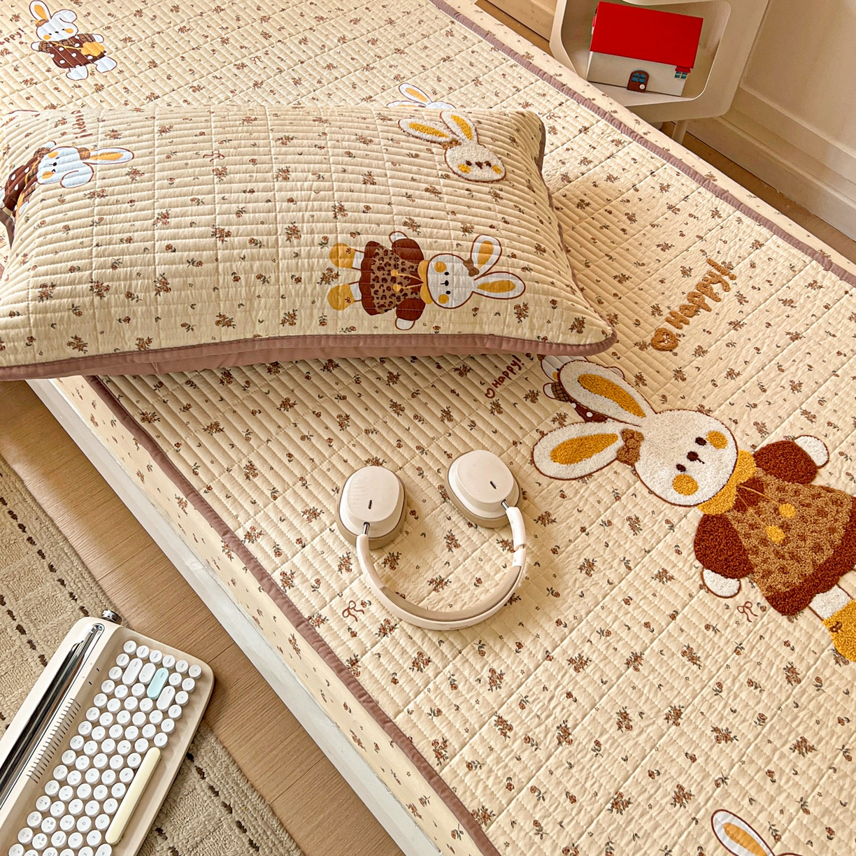 91家纺网 家纺一手货源 找家纺 富米莱（原臻工厂） 2026新款仿棉小清新夹棉毛巾绣四季通用学生薄款床垫床褥三件套一跑量款 嗨嗨兔