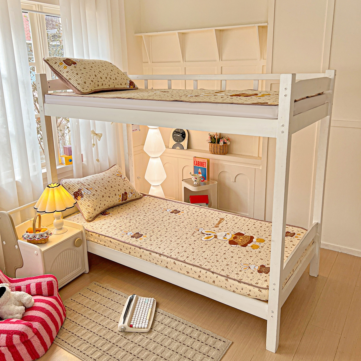 91家纺网 家纺一手货源 找家纺 富米莱（原臻工厂） 2026新款仿棉小清新夹棉毛巾绣四季通用学生薄款床垫床褥三件套一跑量款 嗨嗨兔