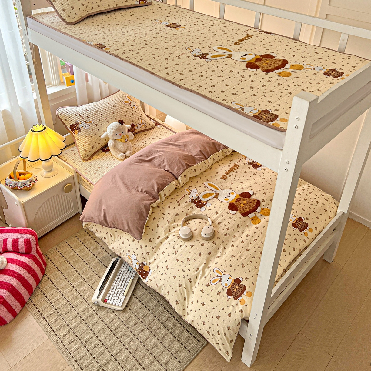 91家纺网 家纺一手货源 找家纺 富米莱（原臻工厂） 2026新款仿棉小清新夹棉毛巾绣四季通用学生薄款床垫床褥三件套一跑量款 嗨嗨兔