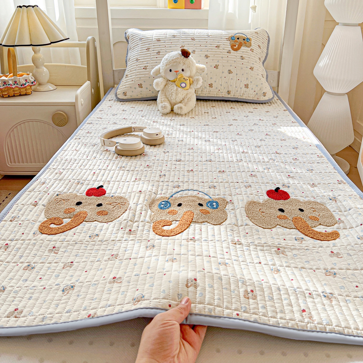 91家纺网 家纺一手货源 找家纺 富米莱（原臻工厂） 2026新款仿棉小清新夹棉毛巾绣四季通用学生薄款床垫床褥三件套一跑量款 可爱小象