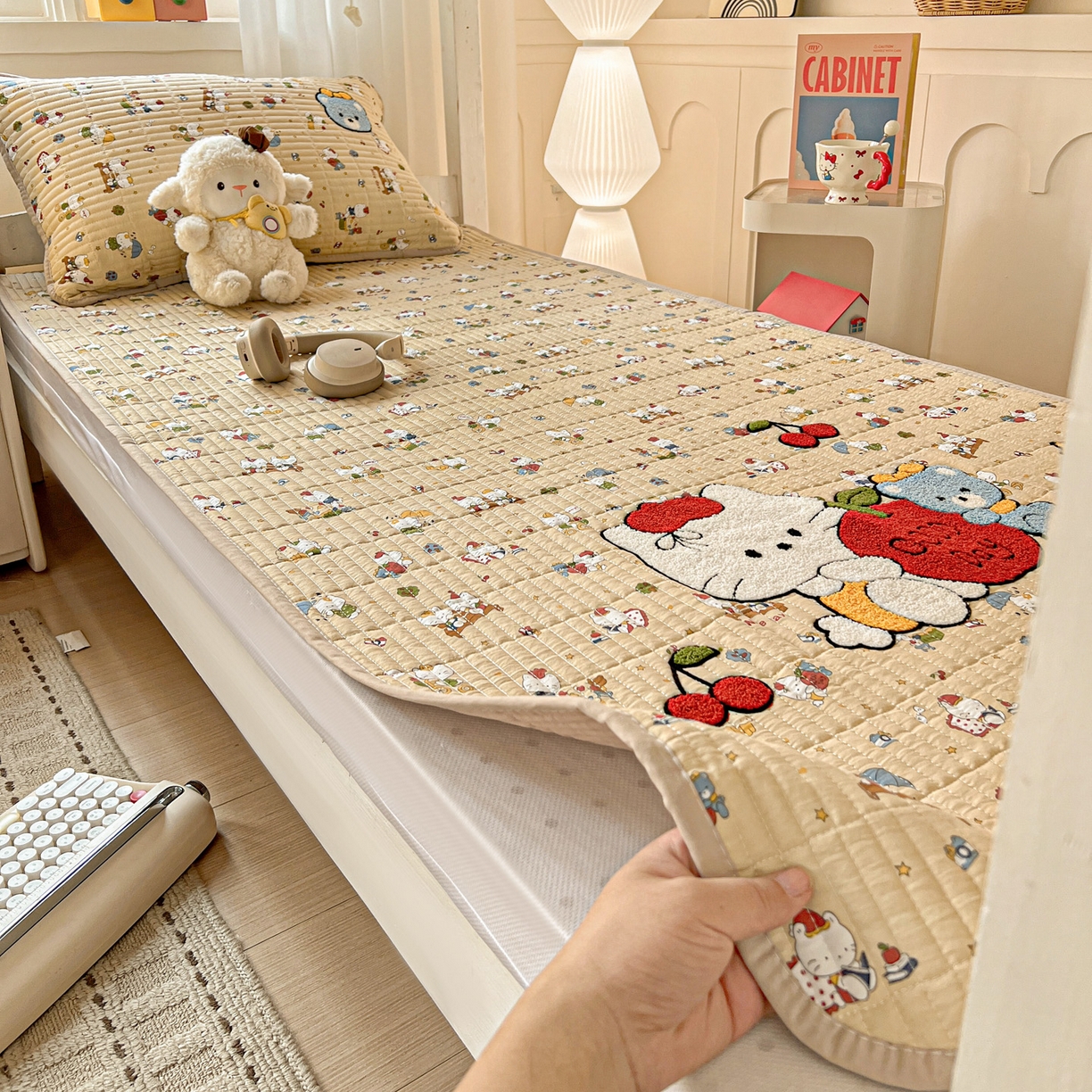 91家纺网 家纺一手货源 找家纺 富米莱（原臻工厂） 2026新款仿棉小清新夹棉毛巾绣四季通用学生薄款床垫床褥三件套一跑量款 梦幻乐园