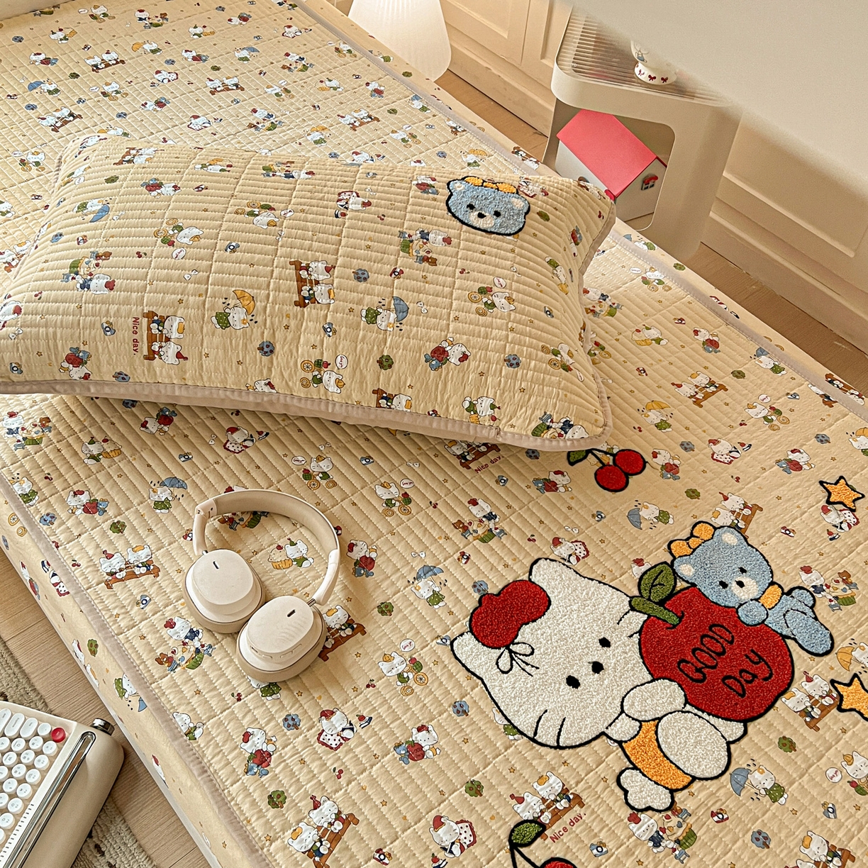 91家纺网 家纺一手货源 找家纺 富米莱（原臻工厂） 2026新款仿棉小清新夹棉毛巾绣四季通用学生薄款床垫床褥三件套一跑量款 梦幻乐园