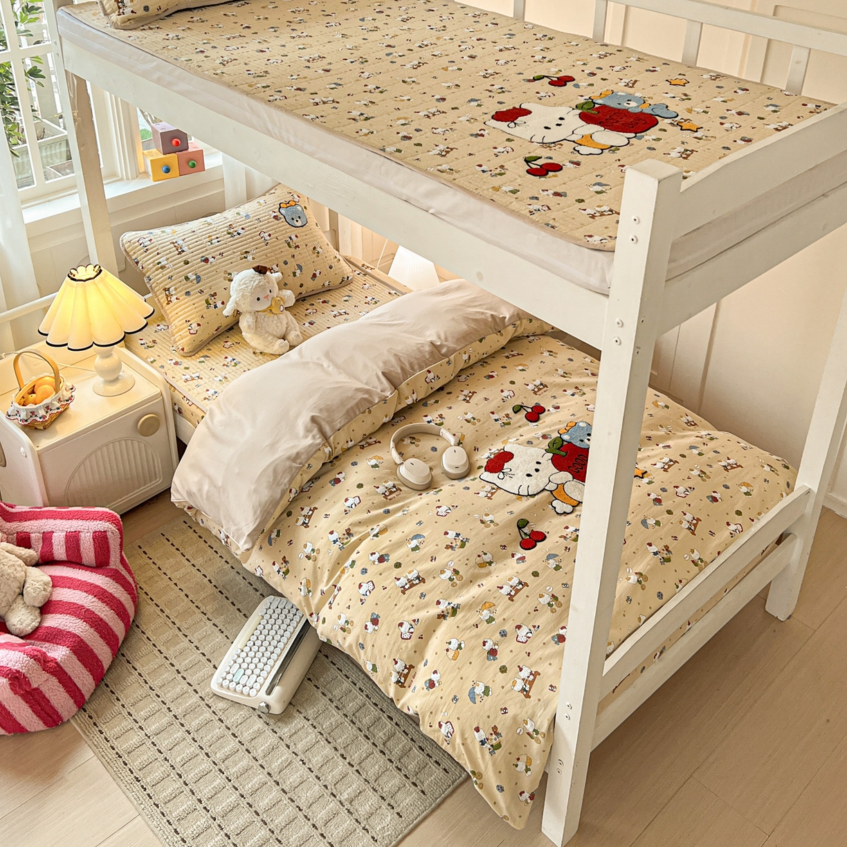 91家纺网 家纺一手货源 找家纺 富米莱（原臻工厂） 2026新款仿棉小清新夹棉毛巾绣四季通用学生薄款床垫床褥三件套一跑量款 梦幻乐园